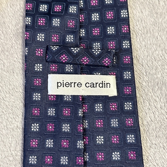 Pierre Cardin Men's Necktie Navy Blue Purple Floral Daisies Textured 100% silk - Picture 2 of 5